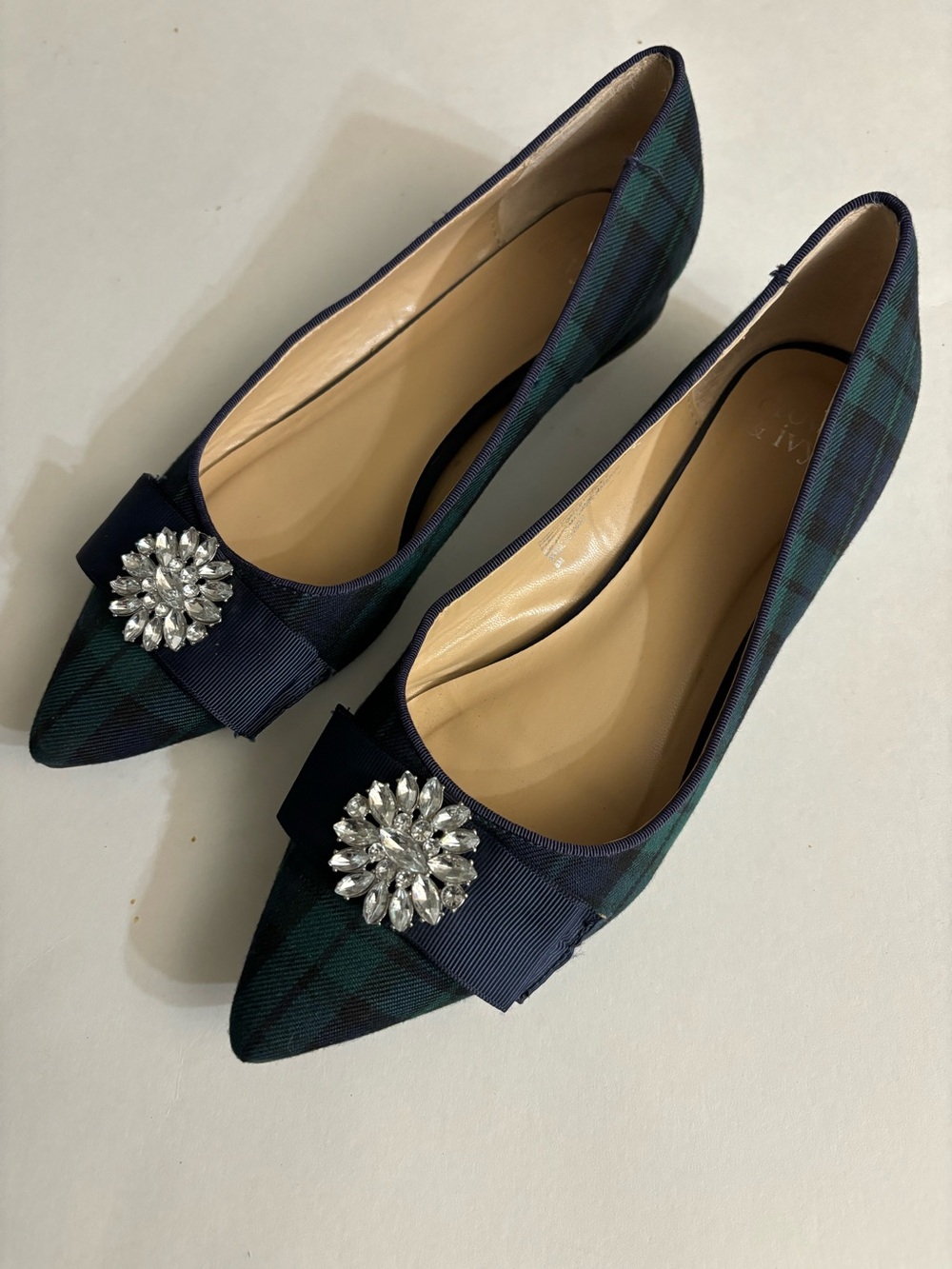 Crown & Ivy Pointed-Toe 1/2” Heels with Crystal Brooch - Navy/Green Size 8M